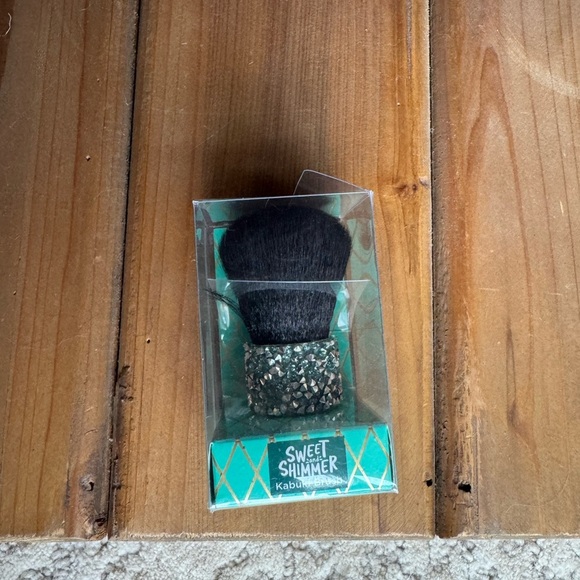 Sweet and Shimmer Kabuki Brush - Picture 2 of 2